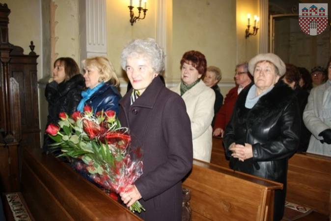 : Halina Piętak z Ostrowa, emerytowana dyrektor SP w Przybynowie otrzymała kwiaty od biskupa. 